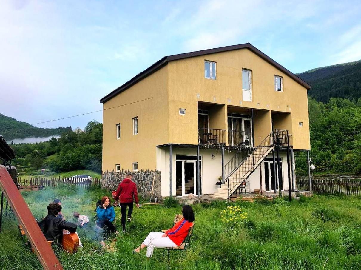 Stop House Mestia Luaran gambar